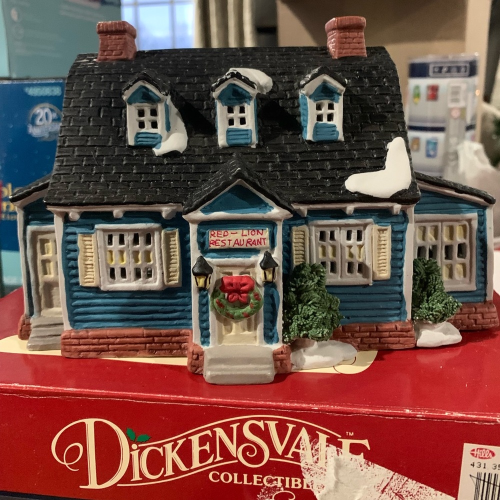 Vintage 1991 Lemax Dickensvale Porcelain Lighted House Red Lion Restaurant